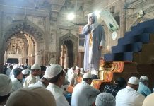 अलविदा जुमा पर मस्जिदों में उमड़ी भीड़, अमन-चैन के लिए मांगी गई दुआ