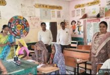 साक्षर बनने के लिए केंद्र पर पहुंची महिलाएं और पुरुष