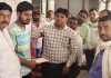 शिक्षक के निधन पर बीईओ ने परिजनों को सौंपा एक लाख रुपये का चेक