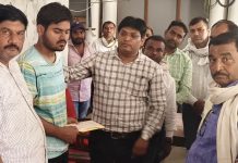 शिक्षक के निधन पर बीईओ ने परिजनों को सौंपा एक लाख रुपये का चेक