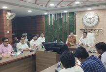 डीएम का कड़ा रुख: अनुपस्थित शिक्षकों पर गिरेगी ‘नो वर्क-नो पे’ की गाज