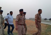 घायल थाना प्रभारी निरीक्षक का हाल जानने जिला अस्पताल पहुंचे डीआईजी वैभव कृष्ण