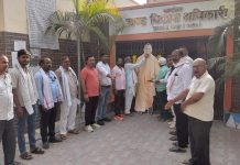 सीएम योगी के ऐतिहासिक फैसले से प्रधानों में हर्ष, मिठाई बांटकर जताई खुशी