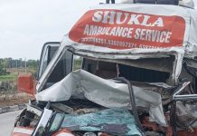 खड़ी हाइवा में एम्बुलेंस भिड़ी, परखच्चे उड़े, दो लोग घायल, हालत गंभीर