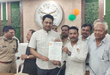 व्यापारियों की समस्याओं के समाधान को लेकर मुख्यमंत्री के नाम डीएम को सौंपा ज्ञापन