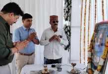 मां को श्रद्धांजलि देने शेरवा पहुंचे डॉ. आलोक पालीवाल, कहा- सेवा का रिश्ता भावनाओं से भी होता है