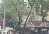 बाजार में झुका बिजली का खंभा दे रहा हादसे को दावत, लोगों में दहशत
