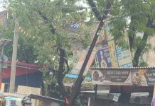 बाजार में झुका बिजली का खंभा दे रहा हादसे को दावत, लोगों में दहशत