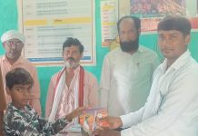 बेटे की स्मृति में 100 स्कूली बच्चों को बांटी पाठ्य सामग्री