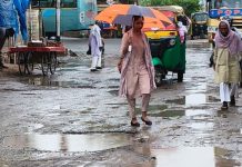 बरसात में बदहाल हुई नगर की प्रमुख सड़कें, जलभराव और गड्ढों से बढ़ा हादसों का खतरा