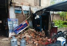 बारिश से जर्जर दुकान का बारजा ढहा, बड़ा हादसा टला