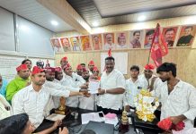 निषाद पार्टी कार्यकर्ताओं ने विधायक को सौंपा ज्ञापन, आरक्षण बहाली की उठाई मांग