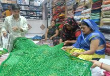 सावन की हरियाली से सजा बाजार, महिलाओं की पहली पसंद बनीं हरी चूड़ियां और साड़ियां