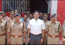 डीएम-एसपी ने जिला कारागार का किया औचक निरीक्षण, बैरकों की सघन तलाशी