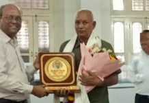 इलाहाबाद विश्वविद्यालय में सेवानिवृत्त परिचारक हरिशंकर मिश्र को दी गई भावभीनी विदाई
