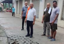 तीन महीने में धंसी विधायक निधि से बनी सड़क, हल्की बारिश में खुली निर्माण की पोल