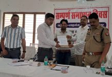 5 अगस्त से अतिरिक्त हलकों का कार्य बहिष्कार करेंगे लेखपाल, मांगों के समर्थन में सौंपा ज्ञापन